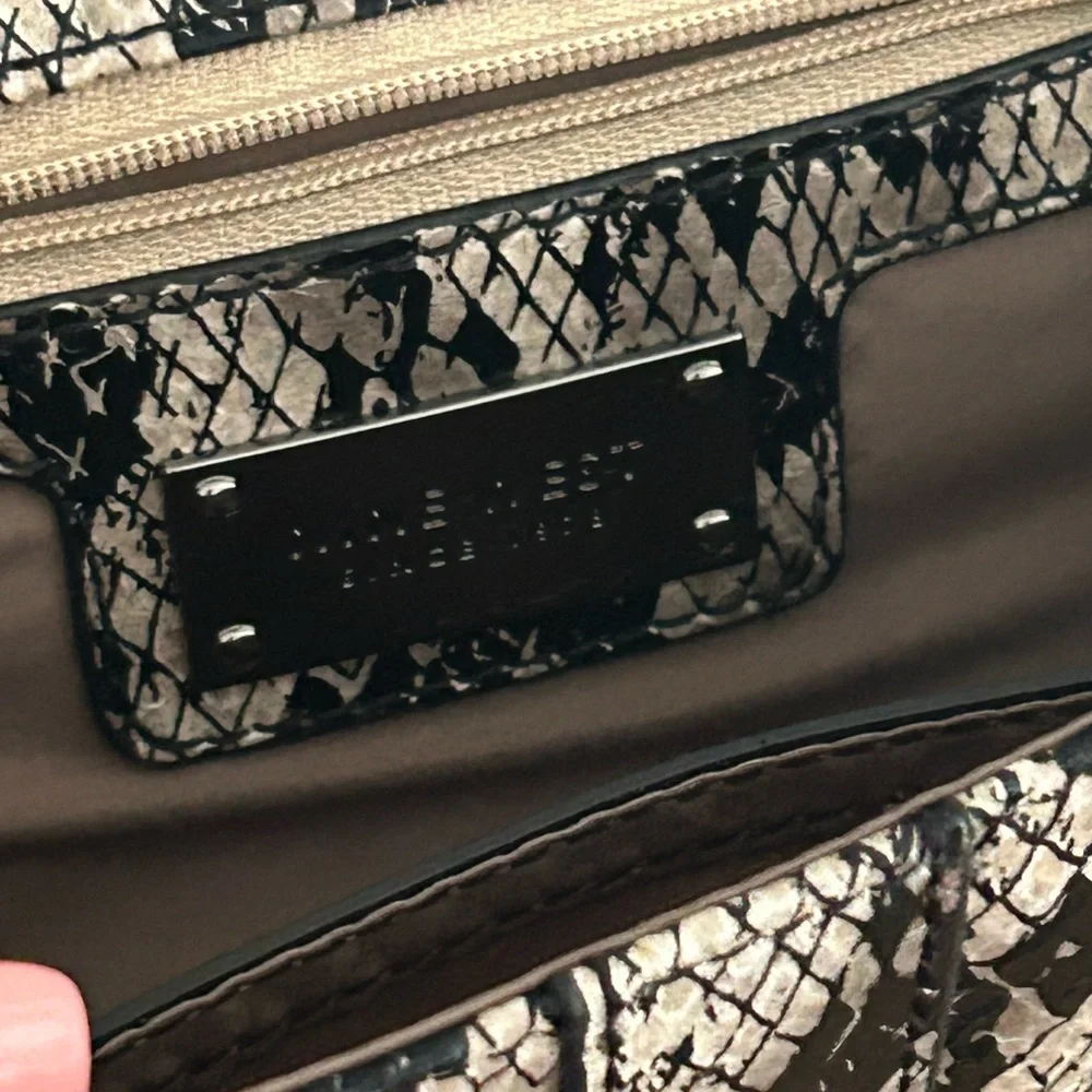 Nine West Snake Skin Crossbody exotic textured Black Beige 9”x6” Clutch chain - Picture 6 of 13